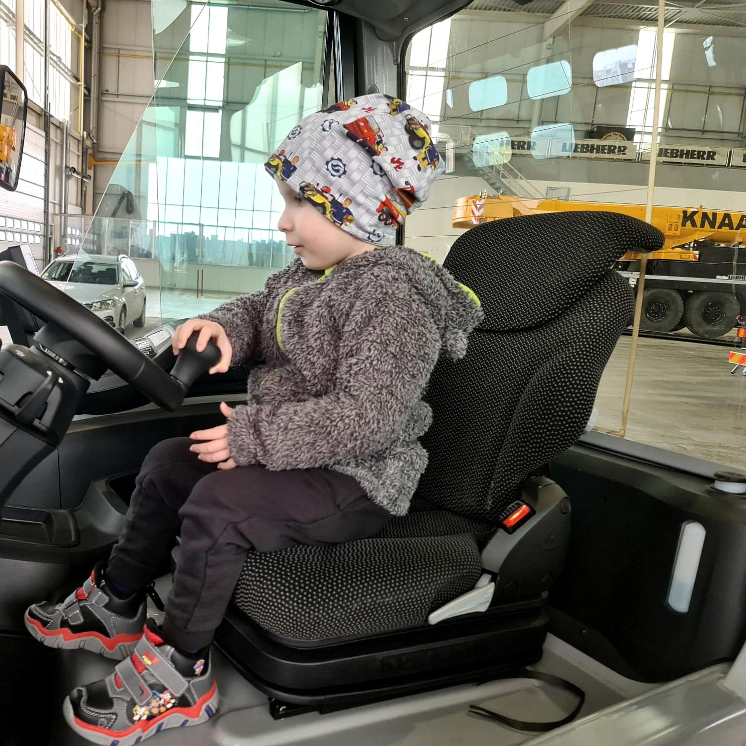 Thore im Führerhaus eines großen Fahrzeugs – ein besonderer Moment einer Begegnung auf diesem Weg