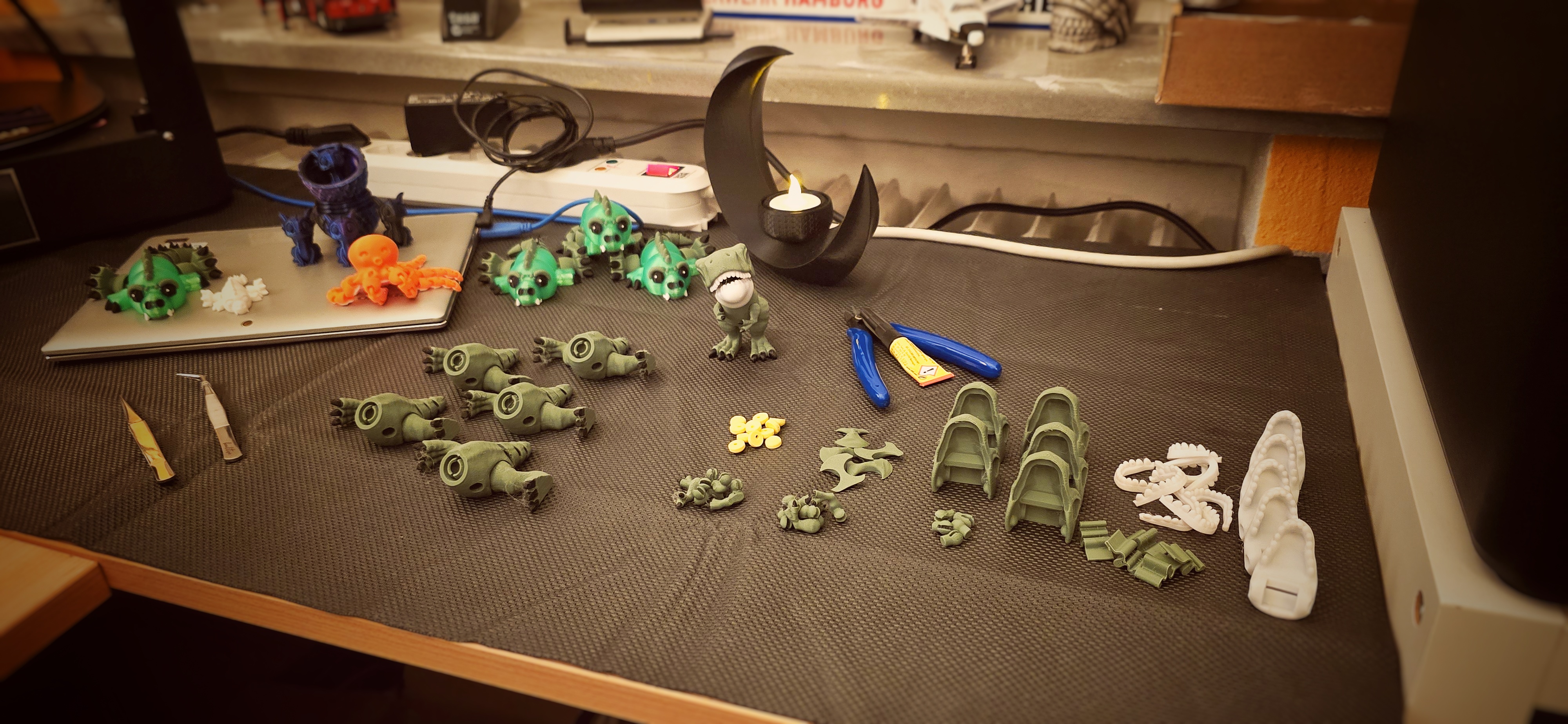 Mehrere 3D gedruckte Figuren auf dem Druckbett