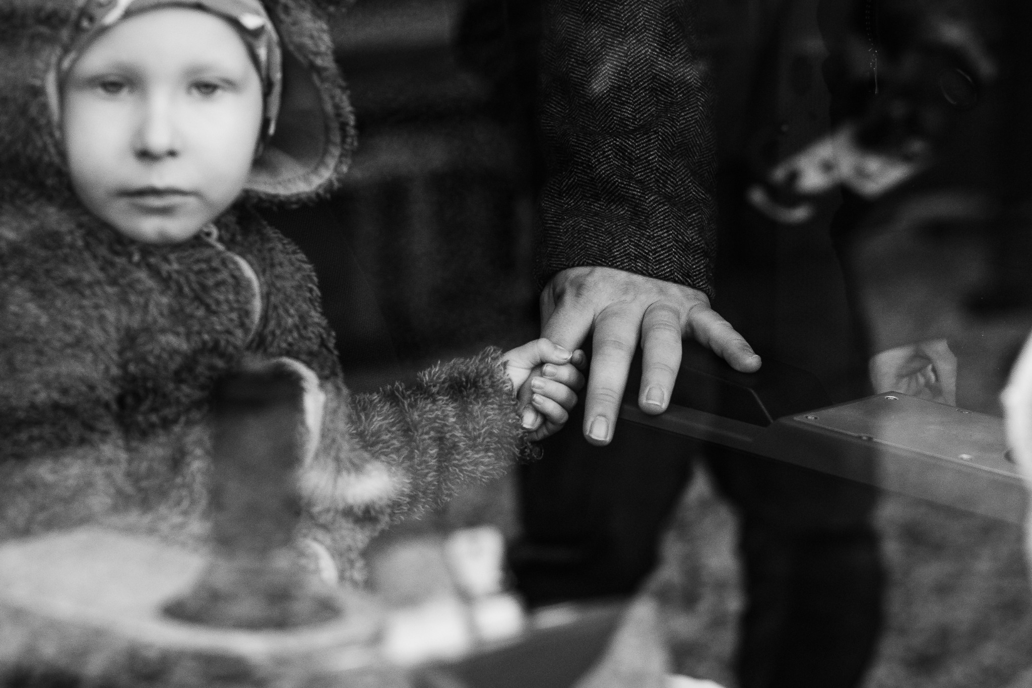 Ruhige Aufnahme mit Blick durch eine Glasscheibe als Symbol für Klinikalltag und stille Belastung.