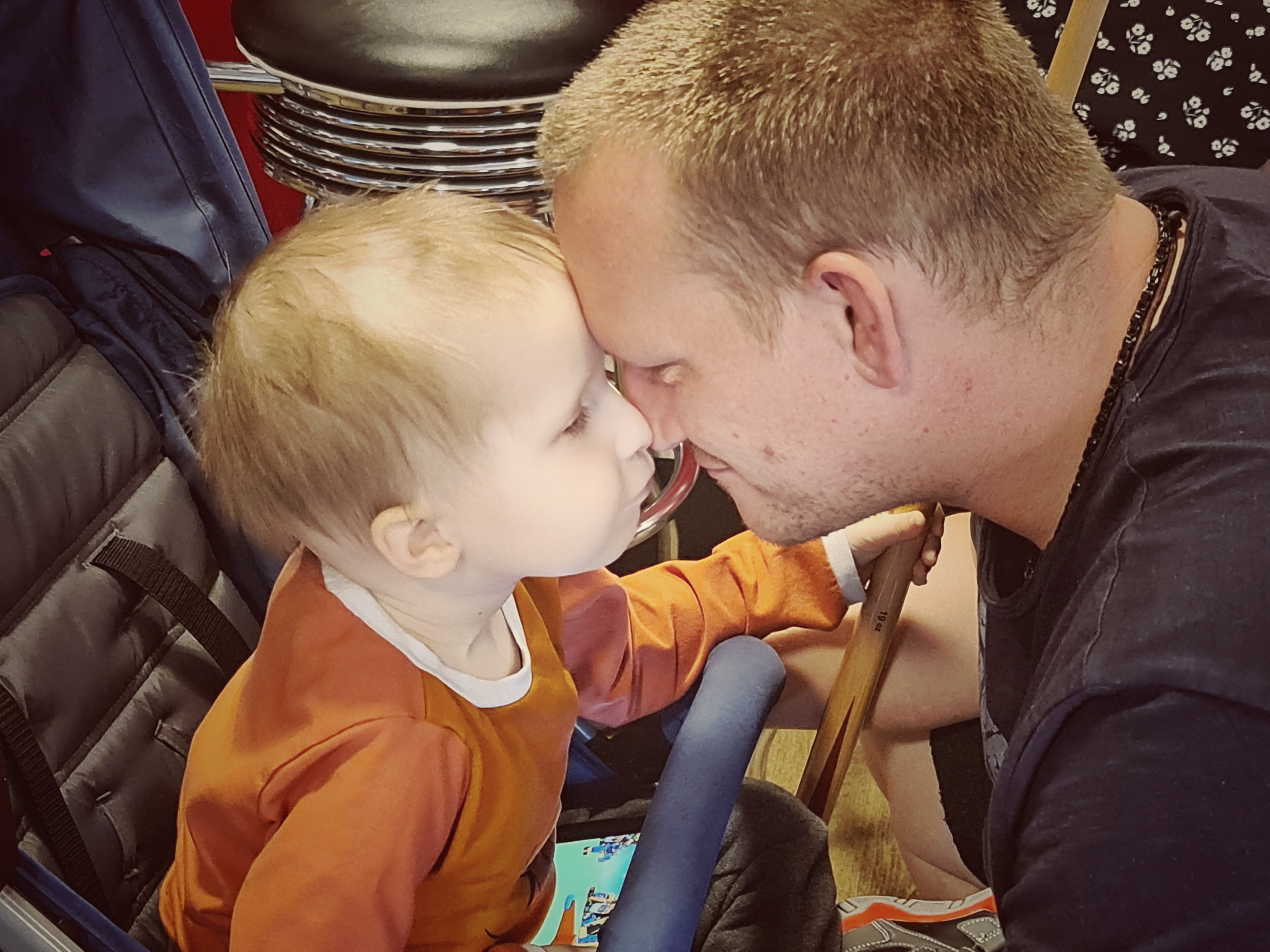 Thore und sein Papa in einem stillen, innigen Moment