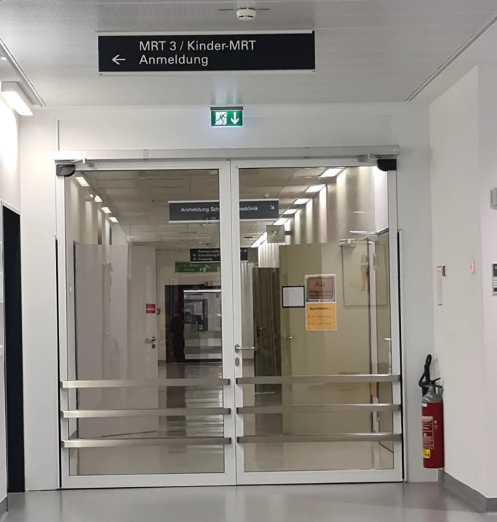 Eingangsbereich zum Kinder-MRT im Krankenhaus Augsburg.