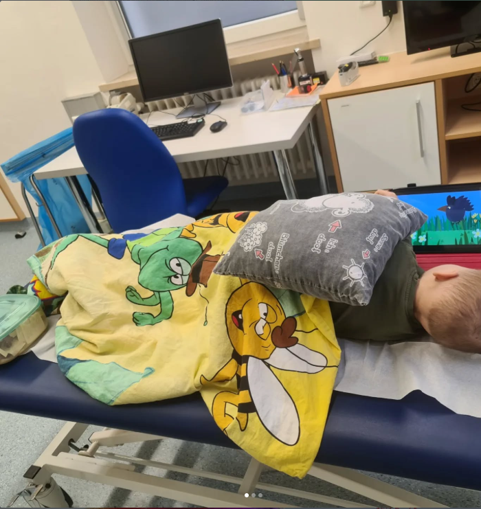 Thore liegt während eines Kliniktermins auf einer Liege im Krankenhaus.