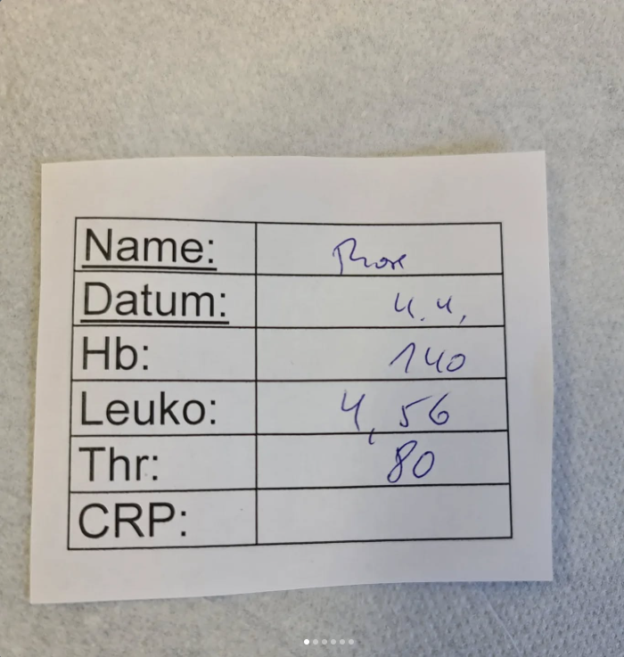 Notizzettel mit Blutwerten vor einem weiteren Kontrolltermin.