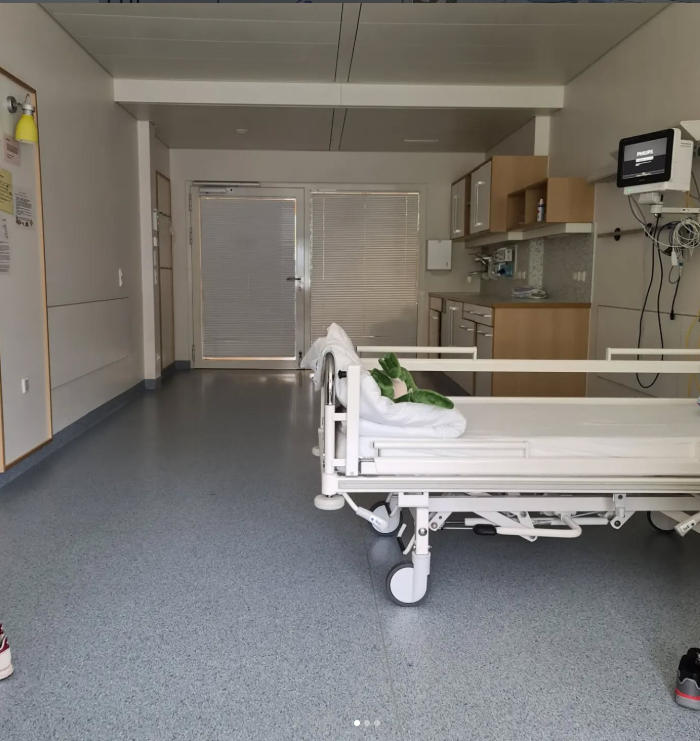 Ein Krankenhauszimmer mit Bett während eines weiteren Kliniktermins.