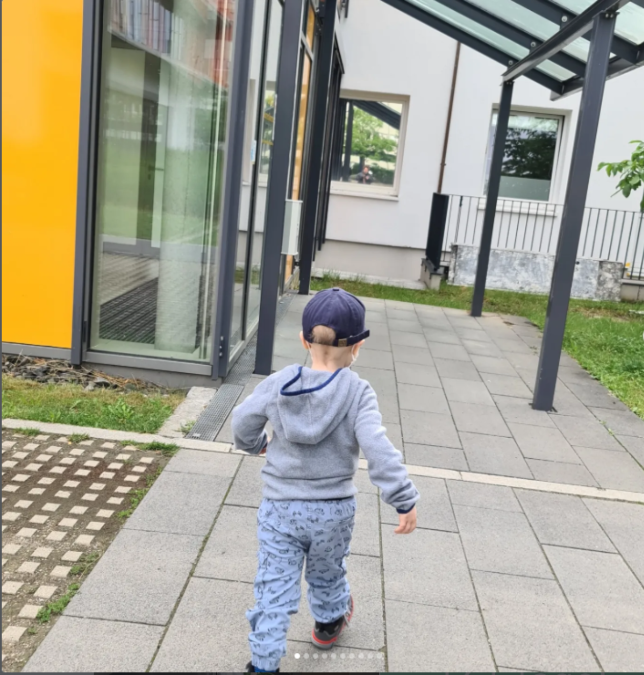 Thore läuft auf dem Klinikgelände in Richtung Gebäude.