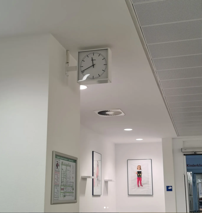 Ein Blick in den Klinikflur mit einer Uhr kurz vor einem MRT-Termin.
