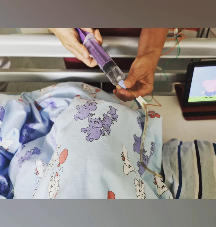 Eine Versorgung über die PEG im Krankenhausbett.