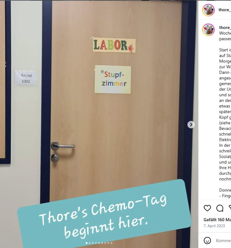 Eine Kliniktür mit den Schildern Labor und Stupfzimmer.