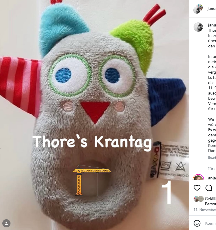 Ein Stofftier mit dem Schriftzug Thore’s Krantag.