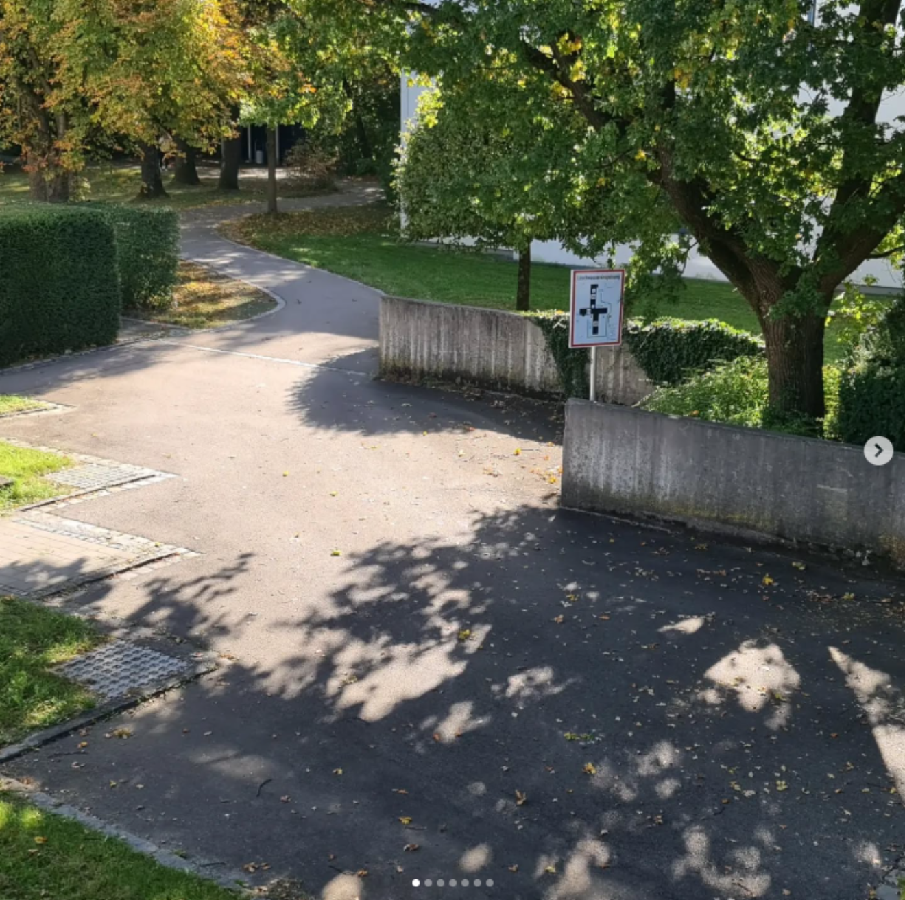 Ein Weg auf dem Klinikgelände im Sonnenlicht.