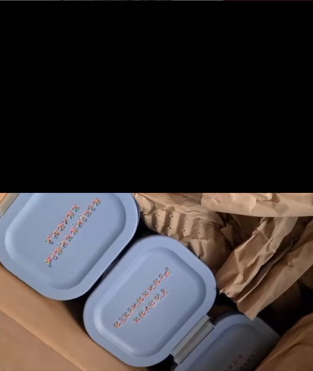 Ein großes Paket mit neuen Kisten für Thore’s Pieksekisten wird geöffnet.