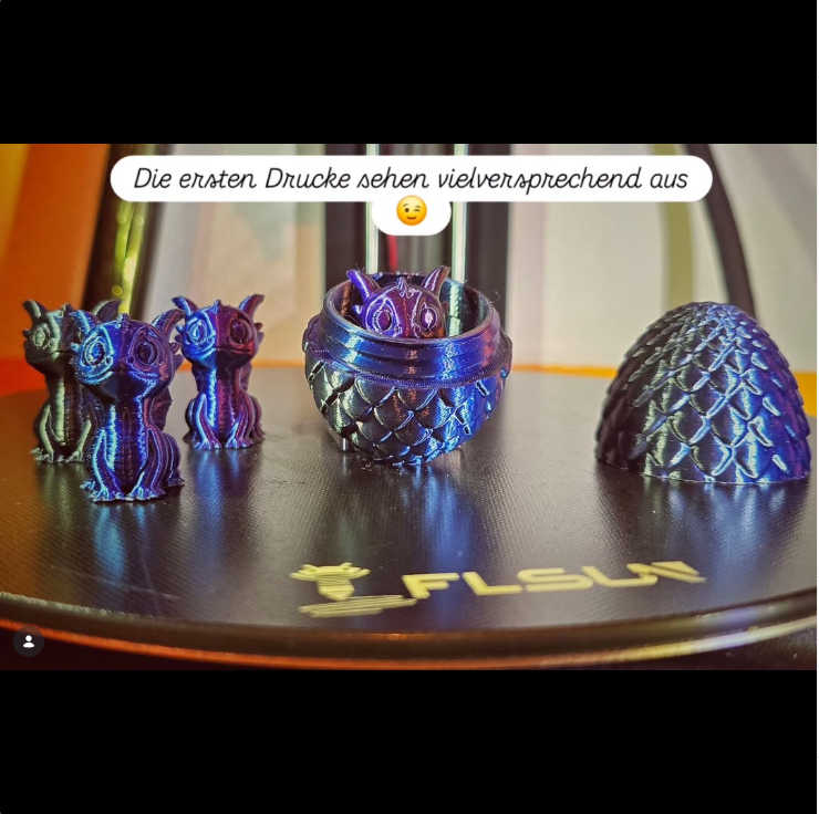 Erste kleine 3D-Drucke stehen auf dem Druckbett eines FLsun-Druckers.