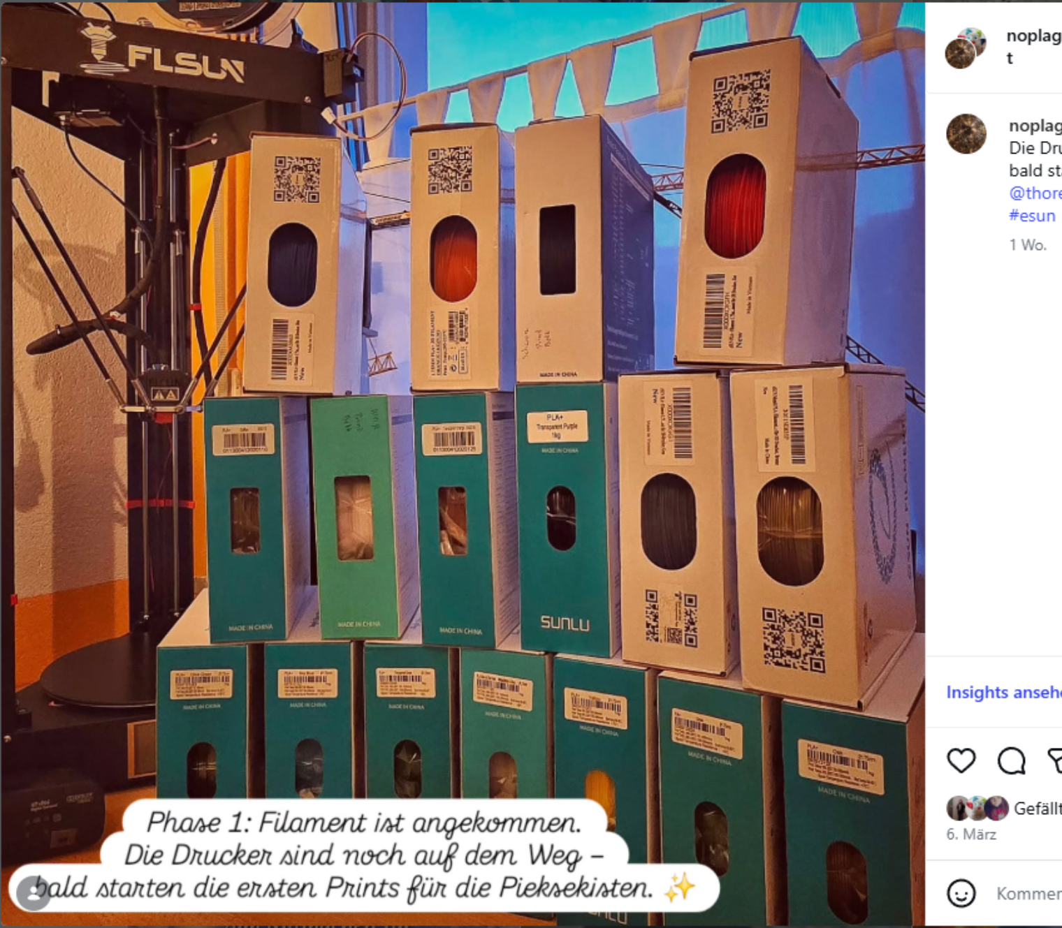 Mehrere Filamentkartons sind neben einem FLsun-3D-Drucker aufgestapelt.